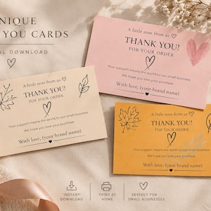 Peut inclure: Trois cartes de remerciement rectangulaires en rose clair, crème et jaune moutarde. Chaque carte présente le texte A little note from us, THANK YOU! FOR YOUR ORDER, et With love, (your brand name) avec des illustrations de cœurs et de feuilles.