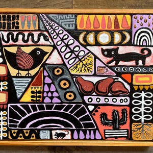 以下が含まれることがあります： 木製のフレームに入った抽象的なフォークアートの絵画。このアートワークは、黒猫、鳥、ヘビ、サボテン、幾何学的な形とパターンを特徴とし、黒、赤、黄、紫などのさまざまな色を使用しています。この絵画は、気まぐれで装飾的なスタイルです。
