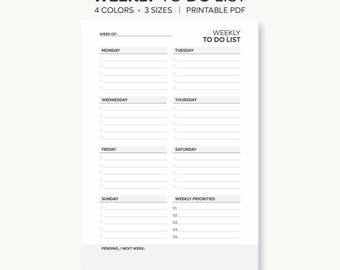 Può includere: Una pagina di pianificazione settimanale bianca con testo nero. L'intestazione recita WEEKLY TO DO LIST, 4 COLORS, 3 SIZES, PRINTABLE PDF. Include sezioni da lunedì a domenica, un elenco di priorità numerato da 1 a 5 e una sezione per PENDING / NEXT WEEK.
