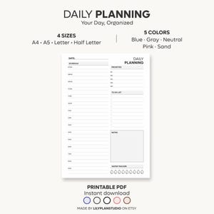 Pode incluir: Um modelo de planejamento diário em PDF imprimível com uma agenda das 07:00 às 21:00, uma lista de prioridades, uma lista de tarefas, uma seção de notas e um rastreador de água com oito ícones de gotas. O texto inclui DAILY PLANNING, Your Day, Organized, 4 SIZES, 5 COLORS e MADE BY LILYPLANSTUDIO ON ETSY.