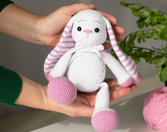 Weißes Hasenspielzeug mit rosa gestreiften langen Ohren, Handgemachtes Kaninchen Stofftier, Einzigartige Geschenkidee für Kinder