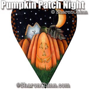Pode incluir: Uma pintura de madeira em forma de coração que representa uma abóbora talhada com um gato e uma aranha em um campo de abóboras à noite. A pintura é intitulada "Pumpkin Patch Night" e assinada por "Sharon Chinn".