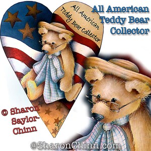 Puede incluir: Un letrero de madera pintado en forma de corazón con un diseño de bandera estadounidense y un oso de peluche con un sombrero de paja y gafas. El letrero dice "All American Teddy Bear Collector".