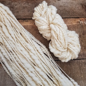 Grobes, handgesponnenes Merinogarn: Dickes und dünnes, naturbelassenes, ungefärbtes Garn zum Stricken, Häkeln und Weben (Noppengarn)