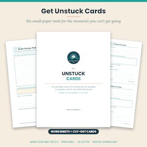 Puede incluir: Un conjunto de tarjetas Get Unstuck Cards con seis herramientas de papel para la productividad. La página central muestra el título Get Unstuck Cards, un logotipo circular con un gráfico de montaña y el texto Mind Over Matter 2.0.