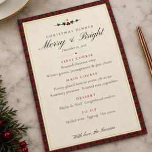 Puede incluir: Una tarjeta de menú de cena de Navidad rectangular con un borde de cuadros rojos y negros. El centro de color crema muestra el texto Merry & Bright, December 25, 2026, y una lista de platos que incluye sopa de castañas y chocolate caliente.