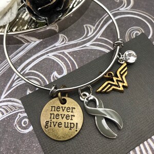 Grau grau Band Held Charm Armband - Aphasie, Asthma, Gehirn Krebs Überlebende, Hirntumoren, Typ 1 oder 2 Diabetes Bewusstsein Geschenk / Überlebende