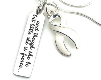 White Ribbon Halskette / Lung Cancer / Retina Blastoma / Postpartale Depression Awareness Geschenk / Lung Krankheit - Sie ist wild