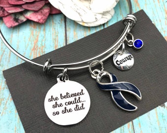 Pulsera de cáncer de colon / cinta azul azul azul de la marina oscura / ella creía que podía - joyería del cáncer colorrectal / conciencia de enfermedadcrónica