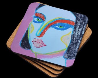 Könnte beinhalten: Ein quadratischer Untersetzer mit Korkboden, der eine farbenfrohe Ölpastellzeichnung eines Gesichts zeigt. Das Kunstwerk weist einen hellblauen Teint, leuchtend rote Augenbrauen, grüne Augen und rosa Lippen auf, die mit kräftigen schwarzen Strichen umrandet sind.