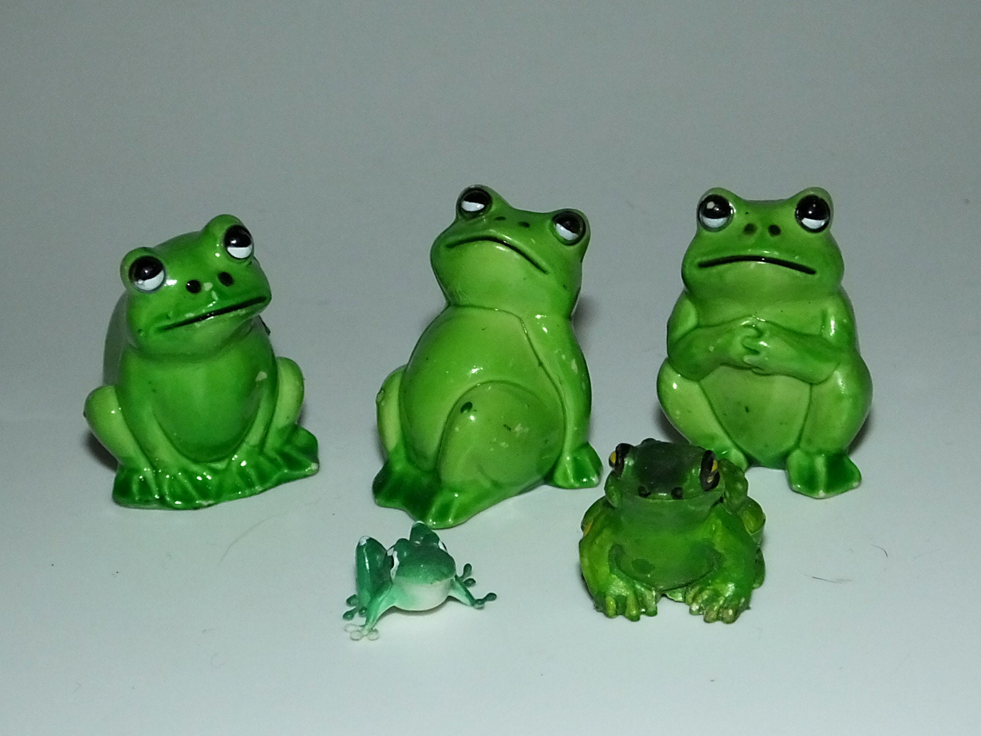 3pc FIBRE-CRAFT Vintage Plastic FRoGS and TuRTLe Miniatures / new old stock  / unopened package / Hong Kong / vintage craft mini miniature