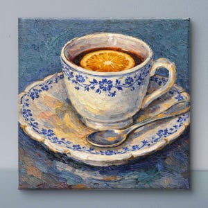 Peut inclure: Une peinture à l'huile représentant une tasse à thé et sa soucoupe blanches ornées d'un motif floral bleu. La tasse contient du thé sombre avec une tranche d'agrume orange vif. Une petite cuillère argentée repose sur la soucoupe, sur fond bleu.
