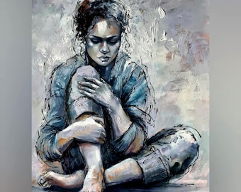 Puede incluir: Pintura al óleo de una figura sentada con las rodillas dobladas y la cabeza gacha. La figura viste ropa azul, con un estilo texturizado y expresivo. El fondo es una mezcla de pinceladas grises y blancas, creando un ambiente sombrío.