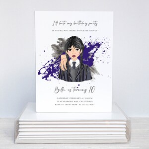 Pu&ograve; includere: Un invito per una festa di compleanno con un'illustrazione di una ragazza con i capelli scuri e un'espressione seria. L'invito include il testo "I'll hate my birthday party" e i dettagli dell'evento, tra cui data, ora e luogo.