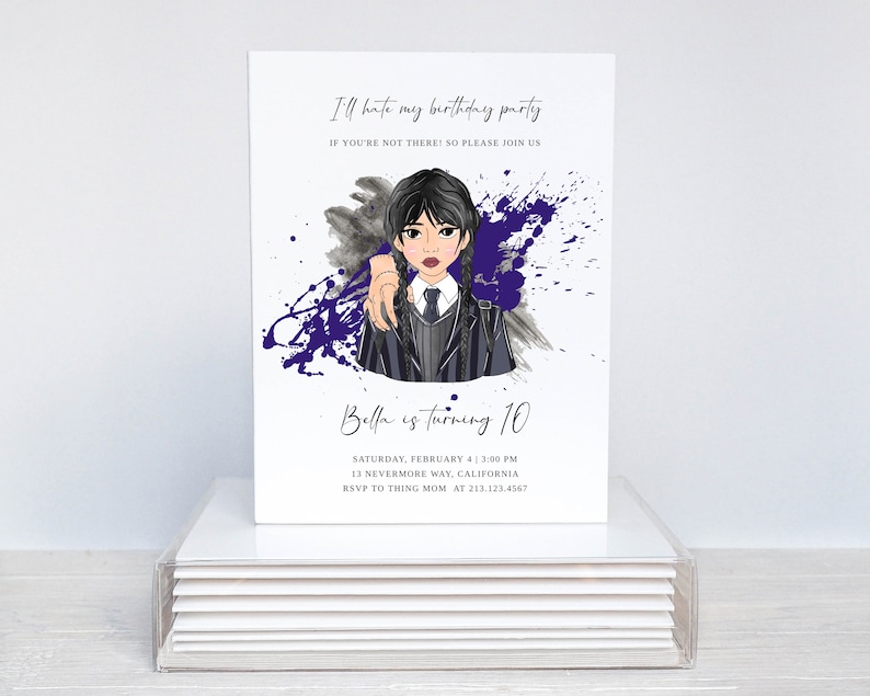 Pu&ograve; includere: Un invito per una festa di compleanno con un'illustrazione di una ragazza con i capelli scuri e un'espressione seria. L'invito include il testo "I'll hate my birthday party" e i dettagli dell'evento, tra cui data, ora e luogo.