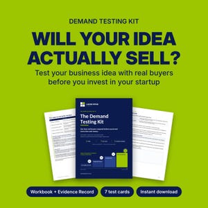 Puede incluir: Un kit de prueba de demanda con una portada de libro de trabajo azul oscuro con texto blanco, flanqueado por dos hojas informativas blancas sobre un fondo verde lima. El texto dice: Will Your Idea Actually Sell? Workbook + Evidence Record.