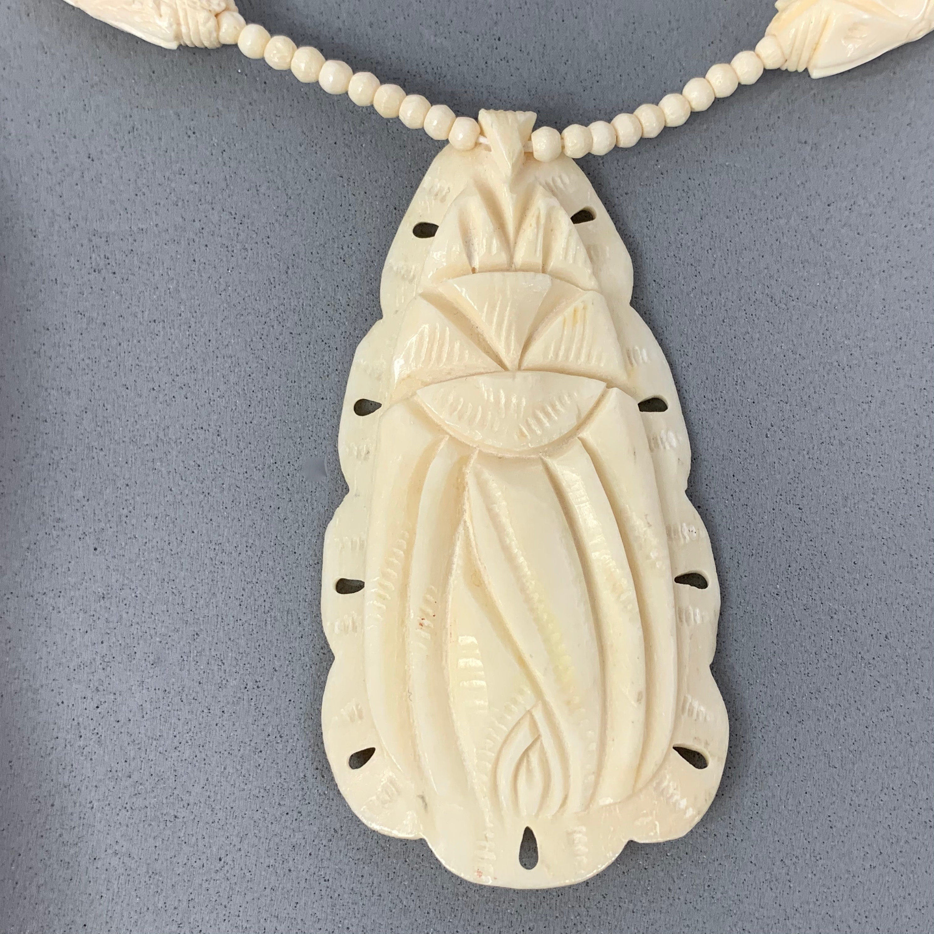 彫刻されたラクダの骨の細いビーズペンダントネックレス - Etsy 日本