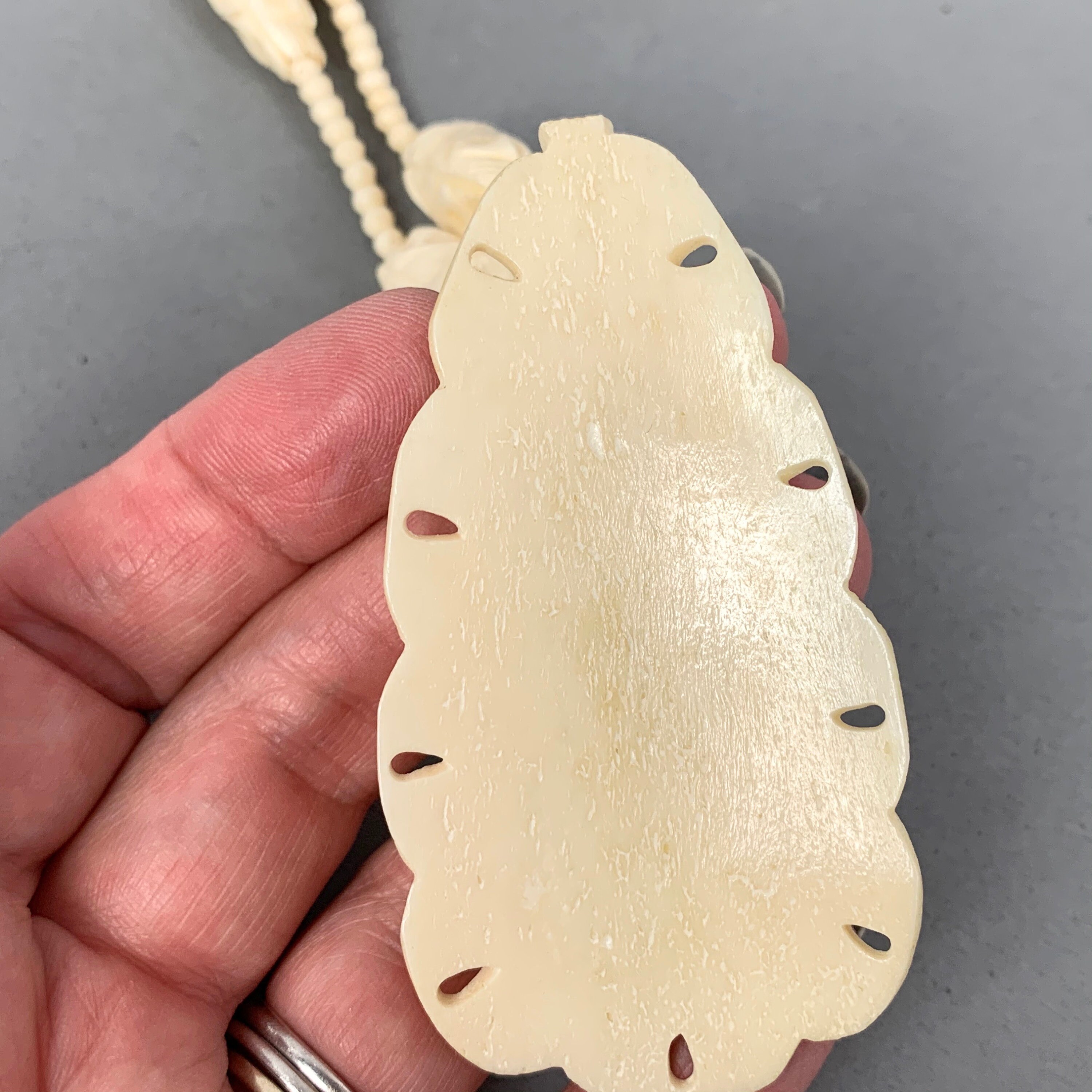 彫刻されたラクダの骨の細いビーズペンダントネックレス - Etsy 日本