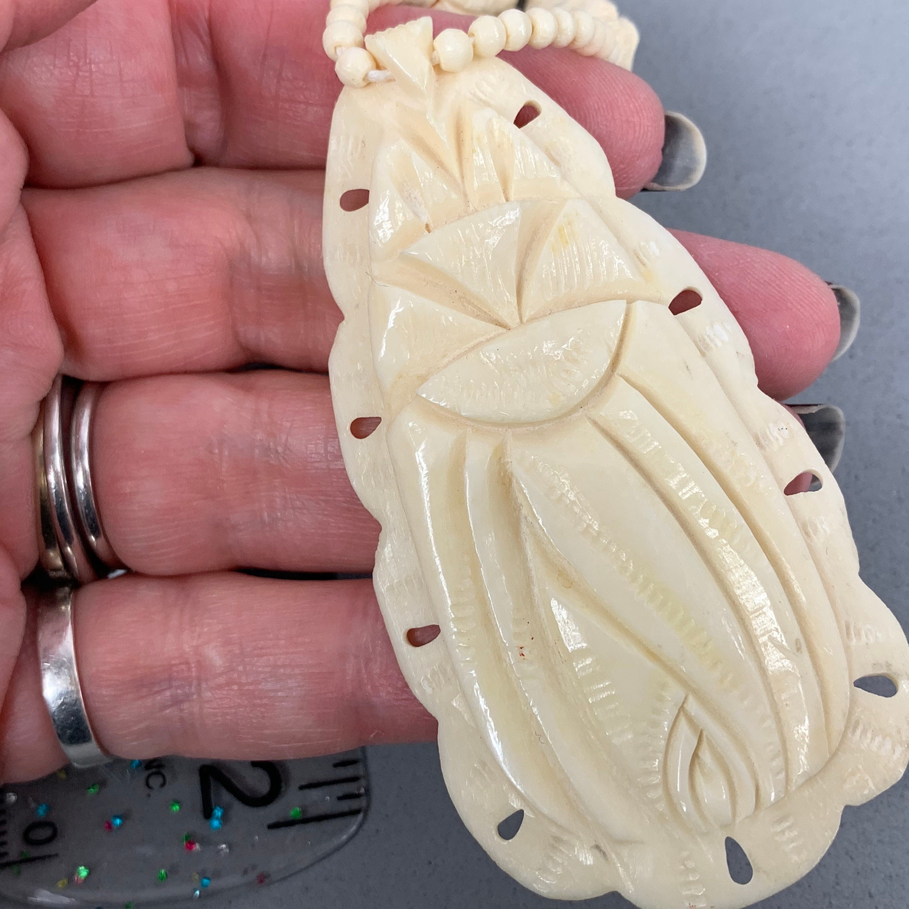 彫刻されたラクダの骨の細いビーズペンダントネックレス - Etsy 日本