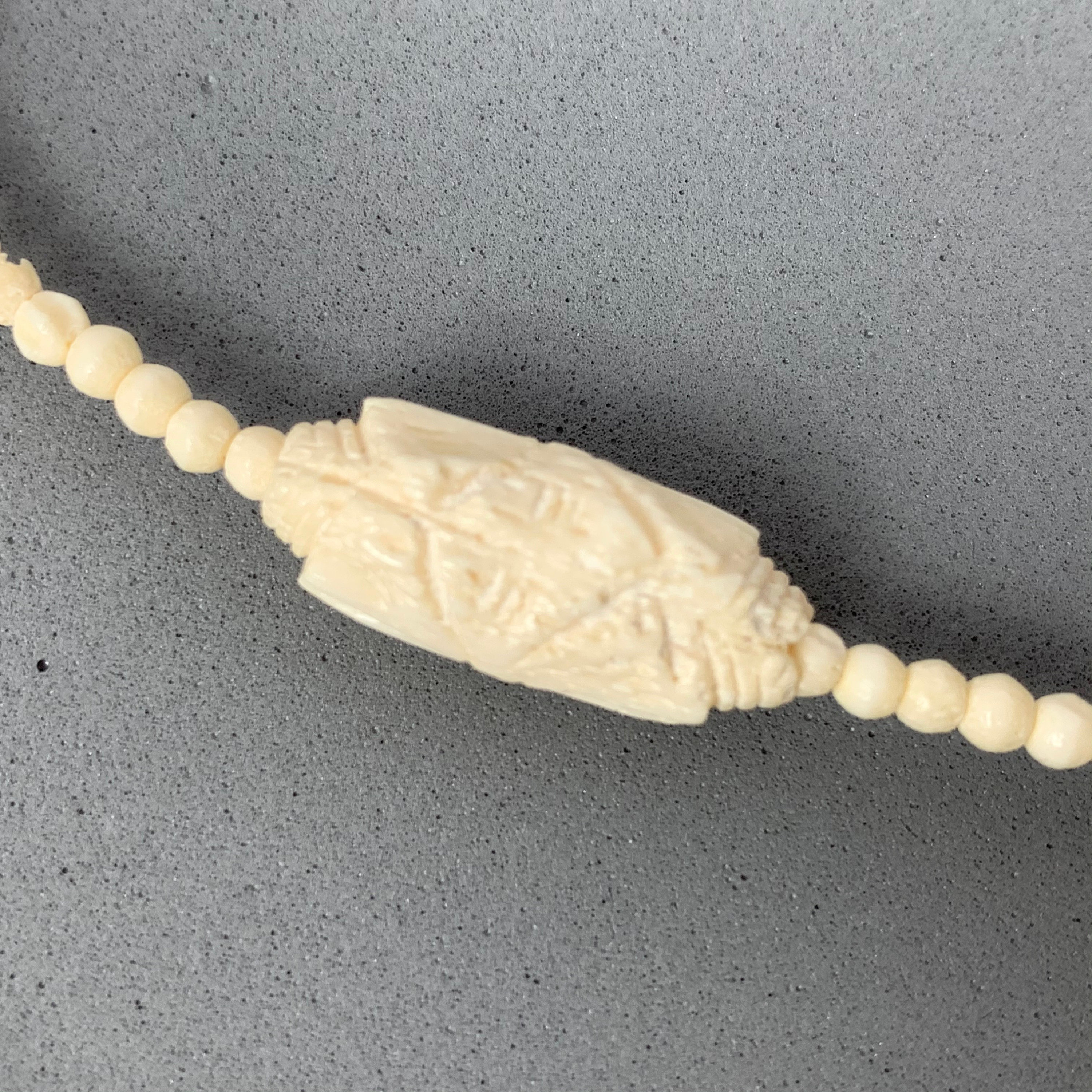 彫刻されたラクダの骨の細いビーズペンダントネックレス - Etsy 日本