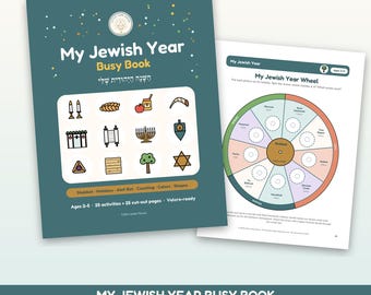 Op de afbeelding: Een blauwgroen activiteitenboek getiteld My Jewish Year Busy Book met Hebreeuwse tekst, voorzien van illustraties van kaarsen, challah, een sjofar en een menora. Daarnaast een pagina met een cirkelvormig My Jewish Year Wheel met secties.