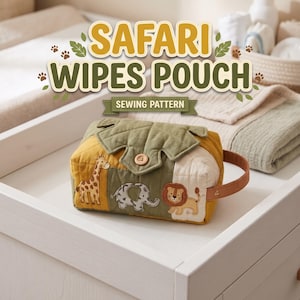 Puede incluir: Un estuche de tela acolchada para toallitas con una solapa en forma de hoja y cierre de botón de madera. El estuche muestra motivos bordados de jirafa, elefante y león en amarillo mostaza, verde oliva y crema. Texto: SAFARI WIPES POUCH SEWING PATTERN.