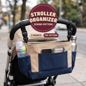 Puede incluir: Un organizador de cochecito beige y azul marino con tres bolsillos exteriores, sujeto al manillar con correas y hebillas negras. Contiene un biberón, un smartphone y una cartera. El texto dice Stroller Organizer Sewing Pattern.