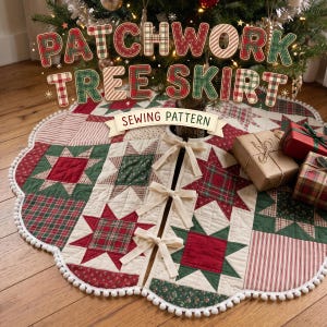 Puede incluir: Una falda de árbol de Navidad de patchwork redonda con un patrón de estrellas en telas rojas, verdes y crema, con un borde de pompones blancos. La falda tiene tres lazos color crema y el texto PATCHWORK TREE SKIRT SEWING PATTERN.
