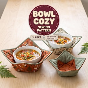 Puede incluir: Un patrón de costura para funda de tazón con el texto BOWL COZY SEWING PATTERN, 3 SIZES y BEGINNER FRIENDLY. La imagen muestra dos fundas de tela para tazones con sopa y una funda vacía en tonos naranja y verde.
