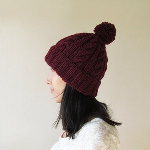 Bonnet torsadé bordeaux, bonnet à pompons pour femme, bonnet tricoté à la main avec bord plié, accessoires d'hiver, mélange de laine, cadeau pour elle
