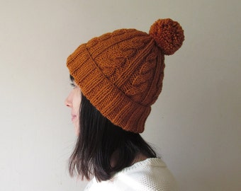 Kabel Strickmütze in Zimt, Hand stricken Beanie mit gefalteten Krempe, Womens Pom Pom Hut, Winter-Accessoires, Wollmischung, für sie, für ihn