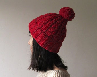 Zopfstrickmütze in Rot, Damen Pom Pom Hut, Handgestrickte Beanie mit gefalteter Krempe, Winter-Accessoires, Wollmischung, Für Sie, Für Ihn