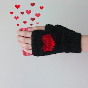 Mitaines en tricot en noir, coeur brodé rouge foncé, gants en tricot coeur, mitaines, manchettes, mélange de laine, sur commande
