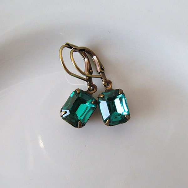 Emerald Green Rhinestone Earrings - Elegant Vintage Glass Jewel Dangle Earrings - Antique Brass - Lever back ear wires