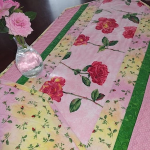Shipping included, quilted table runner, red roses on pink background, The Fabric Addict
