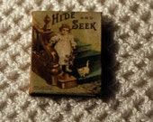 Niño Vintage, childrens libro: Hide and Seek, miniatura de casa de muñecas