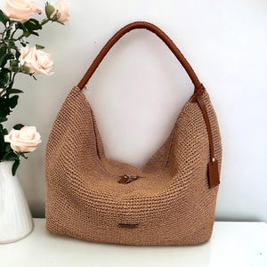 VIDEOTUTORIAAL | HOBO Gehaakte tas | Patroon gehaakte tas | Grote draagtas|Gebreide tas van papiergaren | Eenvoudig patroon | Hobo-draagtas