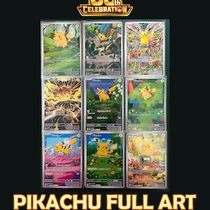 Può includere: Una collezione di nove carte collezionabili Pikachu disposte in una griglia, ognuna con illustrazioni a figura intera del personaggio giallo in vari ambienti. Il logo 30th Celebration è in alto e il testo PIKACHU FULL ART è in basso.