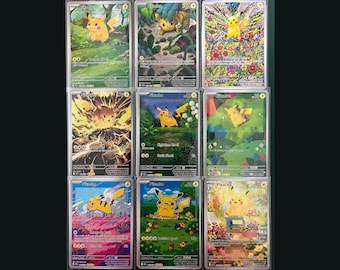 Op de afbeelding: Een verzameling van negen Pikachu-ruilkaarten gerangschikt in een raster, elk met unieke full-art illustraties van het gele personage in verschillende omgevingen. De koptekst luidt 30th CELEBRATION en de onderste tekst PIKACHU FULL ART.