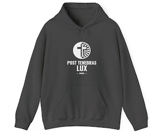 Op de afbeelding: Een donker antracietgrijze hoodie met een witte cirkelvormige afbeelding op de borst. Het ontwerp bevat een kruis en een zonnestraal, met de tekst POST TENEBRAS LUX en GENEVA in witte hoofdletters eronder gedrukt.