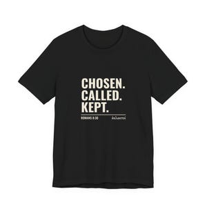Uitverkoren, geroepen, bewaard - Romeinen 8:30 - Hervormd T-shirt afbeelding 2