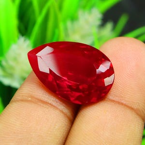 Rubí rojo natural talla pera, originario de Birmania, 21,40 quilates (22 mm x 14 mm x 7 mm), piedra suelta.