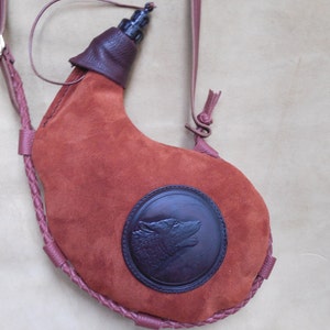 Bota Tasche / Weinschlauch fachmännisch handgefertigt von einem erfahrenen Lederhandwerker.