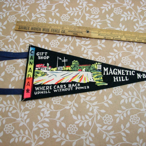 Fanion Souvenir vintage des années 60 de Magnetic Hill, Nouveau-Brunswick Canada