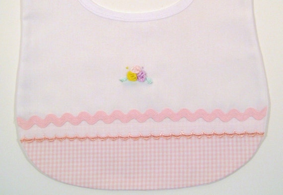 Babero rosa para bebé: rosas bordadas a mano, cuadros vichy y encaje