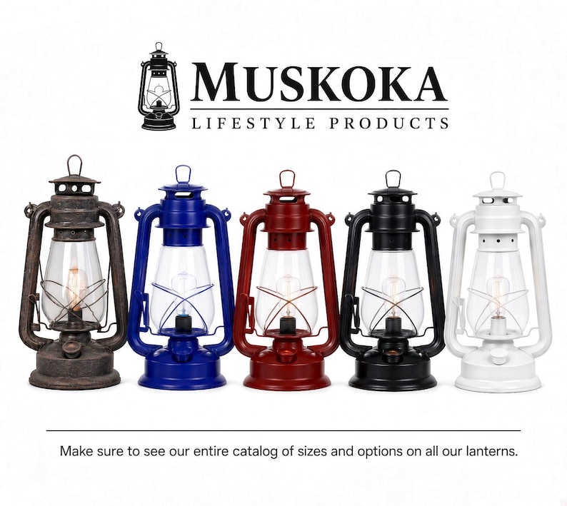 Pu&ograve; includere: Cinque lanterne da tempesta in bronzo, blu, rosso, nero e bianco, ciascuna con un globo di vetro trasparente e una lampadina interna. Il testo MUSKOKA LIFESTYLE PRODUCTS appare sopra, e il testo Make sure to see our entire catalog of sizes and options on all our lanterns appare sotto.