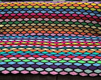 Couverture au crochet noire avec toutes sortes de couleurs