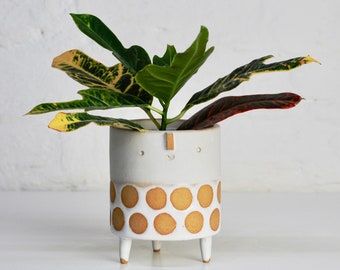 Handmade ceramic textured tripod planter pot with face // Oatmeal + shiny white spot glaze // medium