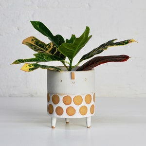 Handmade ceramic textured tripod planter pot with face // Oatmeal shiny white spot glaze // medium image 1