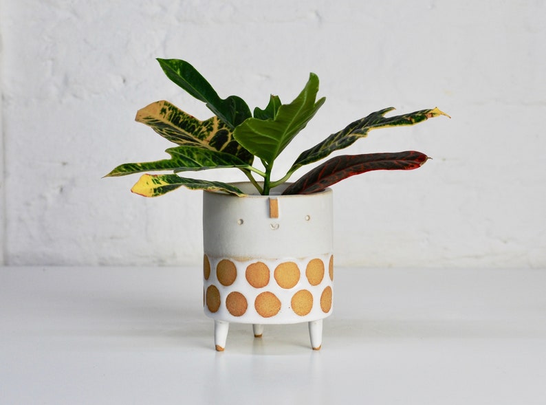 Handmade ceramic textured tripod planter pot with face // Oatmeal shiny white spot glaze // medium image 1